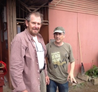 Keith Britton (links) mit einem Mitarbeiter des Werks, das sich in Costa Rica fr Strassenkinder einsetzt.