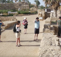 Besucher knnen mit VR-Brillen in die Welt der Antike eintauchen.