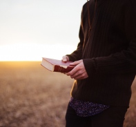 Mann mit Bibel (Symbolbild)