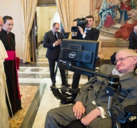 Treffen von Papst Franziskus und Stephen Hawking im Zusammenhang der Vollversammlung der Ppstlichen Akademie der Wissenschaften