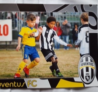 Dominion del Bosco (Mitte) spielt in einem Juniorenteam von Juventus Turin Fussball.