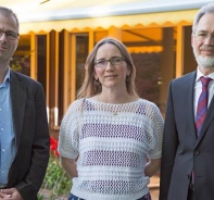 Benjamin Doberstein (CSI-Schweiz), Tilman Geskes Witwe Susanne und Professor Christof Sauer (v.l.n.r.)