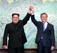 Kim Jong Un (links), Prsident von Nordkorea und Moon Jae, Prsident von Sdkorea