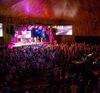 ber 900 Leute besuchten den Generationen-Gottesdienst, der Teil der GODI Conference war.