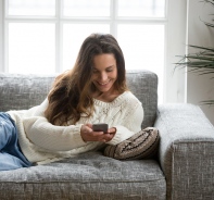 Junge Frau mit Smartphone in der Hand