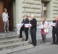 Das Petitionskomitee berreicht die Unterschriften an Bundesrat und Parlament.