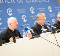 Bischof Charles Morerod, Olav Fykse Tveit und Andrzej Choromanski an der Medienkonferenz zum Papstbesuch