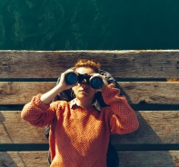 Frau mit Fernglas