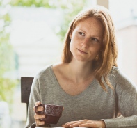 Frau liest in der Bibel