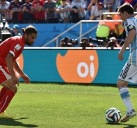 Argentiniens Lionel Messi im Duell mit dem Schweizer Ricardo Rodriguez an der WM 2014.