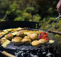 Gemse und Kartoffeln auf einem Grill