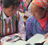 Asiatische Frauen mit Bibeln