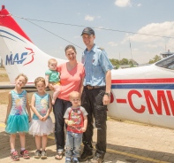 Pilot von Mission Aviation Fellowship mit seiner Familie