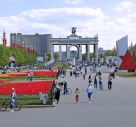 Die Allee vor dem Ausstellungspark in Moskau (kurz: WDNCh)