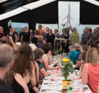 Musical Menschen am Bahnhofplatz von Hope Baden