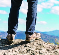 Person steht auf Felsen