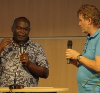 Melvin Chiombe (links, Gebietsleiter von OM Afrika) beim OM-Freundestreffen in Mosbach