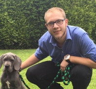 Jonny Fuchs mit dem Hund seiner Schwester.