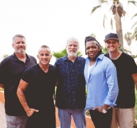 Duncan Phillips (2.v.l) und Michael Tait (2.v.r.) von den Newsboys mit Adam Agee (ganz rechts) von Audio Adrenaline