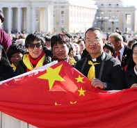 Katholische Chinesen auf dem St. Petersplatz im Vatikan