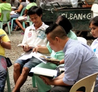 Filipinos mit Bibel