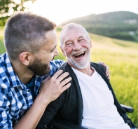 Zufriedener Mann im Rollstuhl mit seinem Sohn