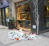 Blumen und Kerzen in der Rue des Orfvre