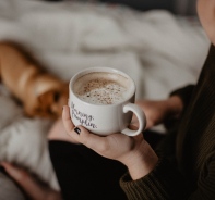 Frau geniesst ihr Kaffee