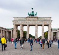 Menschen beim Brandenburger Tor