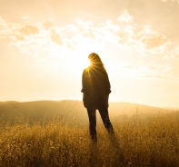 Frau beim Sonnenaufgang