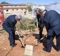 Benjamin Netanjahu und Mike Huckabee pflanzen einen Baum.