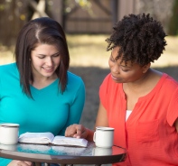 Zwei Frauen lesen gemeinsam in der Bibel