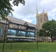 Harry Potter meets Jesus steht auf dem Banner vor der Kirche.