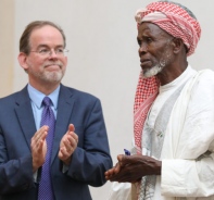 Imam Abubakar Abdullahi (rechts) mit US-Diplomat David J. Young