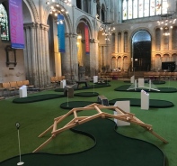 Minigolfanlage in einer Kathedrale in England