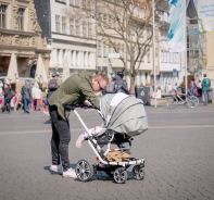 Vater mit Kinderwagen