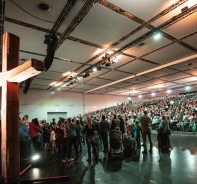 Viele Menschen kommen beim Life on Stage zum Kreuz.