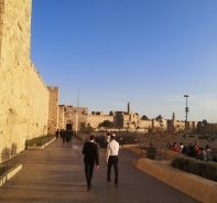 Jdische Mnner unterwegs zur Klagemauer in Jerusalem.