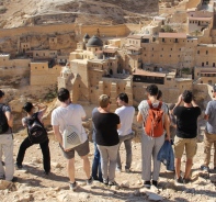 Die Young Leaders in der Judischen Wste mit Blick auf die Klosteranlage Mar Saba.