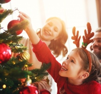 Familie schmckt einen Weihnachtsbaum