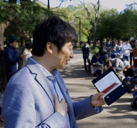 Ein japanischer Pastor predigt fr die 80 bis 100 Obdachlosen im Yoyogi Park in Tokio