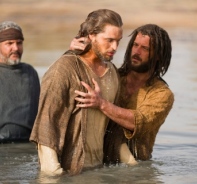 Johannes tauft Jesus im Film Son of God