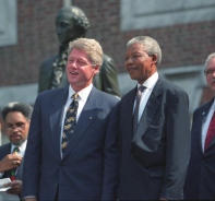 Nelson Mandela (rechts) mit US-Prsident Bill Clinton (1993)