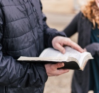 Jugendliche lesen die Bibel