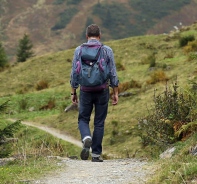 Ein Mann auf einem Wanderweg