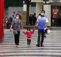 Familie mit Mundschutz unterwegs