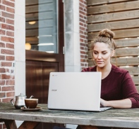 Frau schaut auf ihren Laptop etwas an