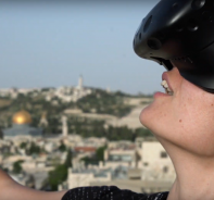 Nutzung einer VR-Brille in Jerusalem