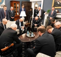 Mike Pence betet zusammen mit der Corona Task Force im Weissen Haus