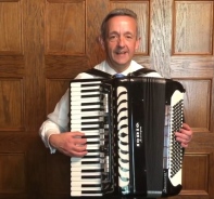 Robert Jeffress spielt auf dem Akkordeon